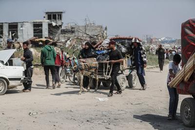 Palestinians leave their homes after the Israeli army issued evacuation orders for several neighborhoods in Beit Hanoun, northern Gaza Strip-stock-foto
