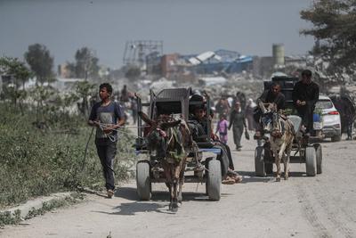 Palestinians leave their homes after the Israeli army issued evacuation orders for several neighborhoods in Beit Hanoun, northern Gaza Strip-stock-foto