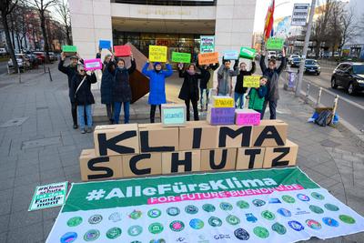 "Klimaschutz ist das Fundament", Aktion vor dem Willy-Brandt-Haus, Berlin, 18.03.2025-stock-foto