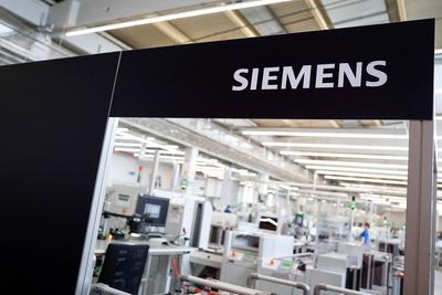 Bundeskanzler und Ministerpraesident besuchen die Siemens AG in Erlangen Symbolbild Firmenlogo der Siemens AG am Rande d-stock-foto