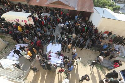 The bodies of Palestinians killed in an Israeli airstrike in central Gaza are brought from the morgue of the Baptist Hospital in Gaza City-stock-foto