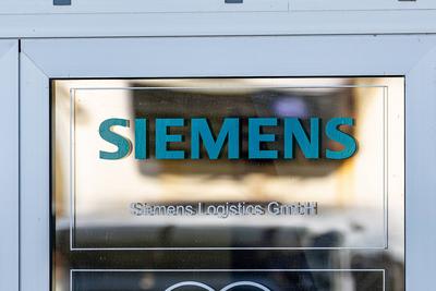 Siemens Logistics GmbH, N?rnberg, 03.11.2024 Das Bild zeigt das Logo Siemens Logistics GmbH auf einer gl?sernen Eingangs-stock-foto