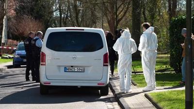 T?dlicher Schusswaffengebrauch ? Randalierer bedroht Polizeibeamte mit Messer und wird erschossen-stock-foto