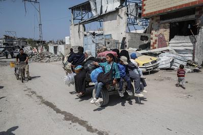 Palestinians leave their homes after the Israeli army issued evacuation orders for several neighborhoods in Beit Hanoun, northern Gaza Strip-stock-foto