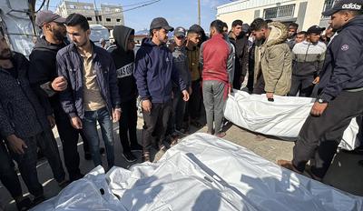 The bodies of Palestinians who lost their lives in the Israeli strike in central Gaza are taken from the Al Aqsa Hospital-stock-foto