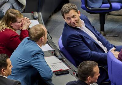BT Abstimmung Grundgesetz?nderung - Lars Klingbeil-stock-foto