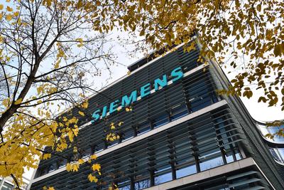 Aussenansicht Siemens Konzernzentrale,Gebaeude,Logo. Sitz in der Werner von Siemens Strasse 1 in Muenchen, *** Exterior-stock-photo