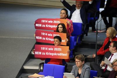 Berlin, 18.03.2025 213. Sitzung des Deutschen Bundestages Abgeordnete der Gruppe des BSW halten Plakate mi der Aufschrif-stock-foto