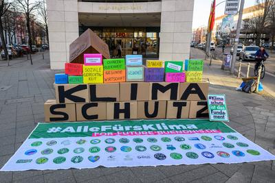 Klimaschutz ist das Fundament, Aktion vor dem Willy-Brandt-Haus, Berlin, 18.03.2025-stock-foto
