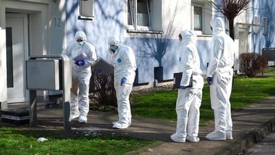T?dlicher Schusswaffengebrauch ? Randalierer bedroht Polizeibeamte mit Messer und wird erschossen-stock-foto
