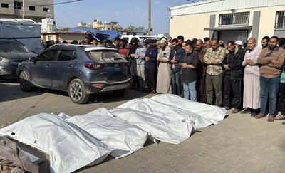 The bodies of Palestinians who lost their lives in the Israeli strike in central Gaza are taken from the Al Aqsa Hospital-stock-foto
