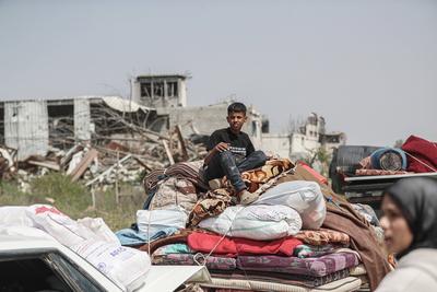 Palestinians leave their homes after the Israeli army issued evacuation orders for several neighborhoods in Beit Hanoun, northern Gaza Strip-stock-foto