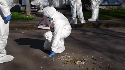 T?dlicher Schusswaffengebrauch ? Randalierer bedroht Polizeibeamte mit Messer und wird erschossen-stock-foto