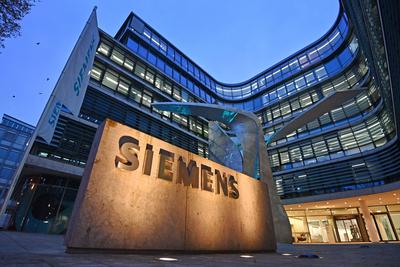 Siemens Konzernzentrale in der Jaegerstrasse in Muenchen, Logo,Schriftzug,Firmenemblem.Aussenaufnahme. Sitz,Hauptsitz. J-stock-photo