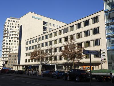 Siemens Aussenansicht Tag Firmen Logo Fahnen Hinweisschild Hamburger Verwaltung Niederlassung der Firma am 18.03.2025. Die Firma Siemens will weltweit etwa 6.000 Jobs abbauen bis Ende September 2027 Abbauen davon ca 2.850 in Deutschland. Der Abbau soll in Deutschland ohne betriebsbedingte Kuendigungen ablaufen Hamburg Deutschland *** Siemens exterior view day company logo flags sign Hamburg administration branch of the company on 18 03 2025 The company Siemens wants to cut about 6,000 jobs worldwide by the end of September 2027 of which about 2,850 in Germany The reduction is to take place in Germany without compulsory redundancies Hamburg Germany-stock-foto