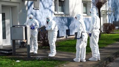 T?dlicher Schusswaffengebrauch ? Randalierer bedroht Polizeibeamte mit Messer und wird erschossen-stock-foto