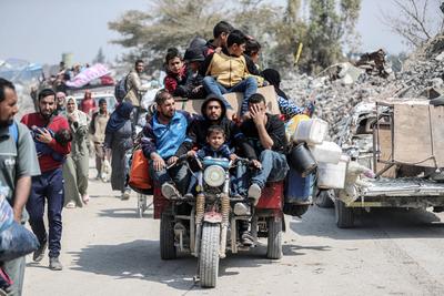 Palestinians leave their homes after the Israeli army issued evacuation orders for several neighborhoods in Beit Hanoun, northern Gaza Strip-stock-foto