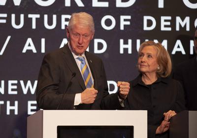 Clinton-Doppel in Berlin: Weltforum im Adlon zieht Elite an, Das Weltforum im Berliner Hotel Adlon lockte internationale-stock-photo