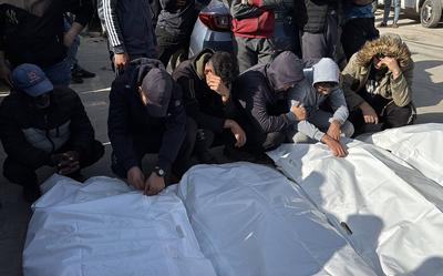 The bodies of Palestinians who lost their lives in the Israeli strike in central Gaza are taken from the Al Aqsa Hospital-stock-foto