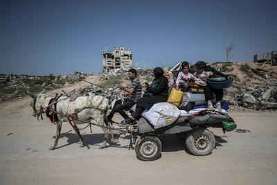 Palestinians leave their homes after the Israeli army issued evacuation orders for several neighborhoods in Beit Hanoun, northern Gaza Strip-stock-foto