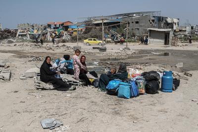 Palestinians leave their homes after the Israeli army issued evacuation orders for several neighborhoods in Beit Hanoun, northern Gaza Strip-stock-foto
