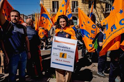 Railway workers demonstration for the right to strike-stock-foto