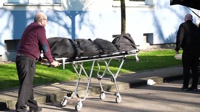 T?dlicher Schusswaffengebrauch ? Randalierer bedroht Polizeibeamte mit Messer und wird erschossen-stock-foto