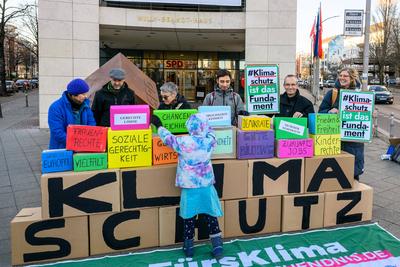 "Klimaschutz ist das Fundament", Aktion vor dem Willy-Brandt-Haus, Berlin, 18.03.2025-stock-foto
