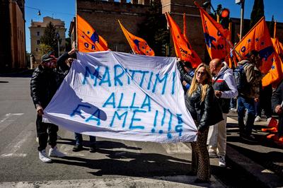 Railway workers demonstration for the right to strike-stock-foto