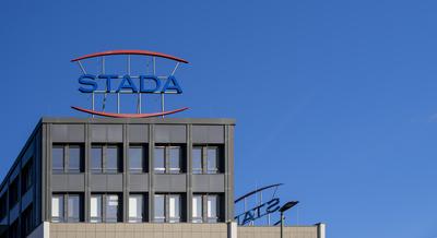 Stada Schriftzug Stada auf dem Geb?ude vom Pharmaunternehmen Stada Arzneimittel AG Bad Vilbel Hessen Deutschland *** Sta-stock-foto