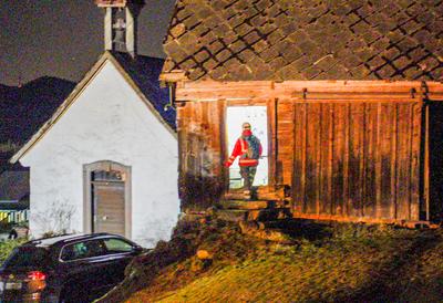 Dramatische Suche nach 2-j?hrigem Kind im Ortenaukreis: Zweij?hriger Junge verschwindet beim Spielen von h?uslichem Anwesen im Schwarzwald - gro?e Suche mit Hubschrauber und Mantrailerhunden - auch Taucher suchen in den Gew?ssern nach dem kleinen Jun-stock-photo
