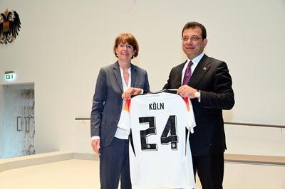 Die Oberb?rgermeisterin der Stadt K?ln Henriette Reker und der t?rkische Politiker Ekrem Imamoglu, Oberb?rgermeister der-stock-foto