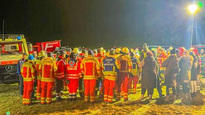 Happy End nach stundenlanger Suche von zweij?hrigem Kind im Ortenaukreis: Zweij?hriger Junge verschwindet beim Spielen von h?uslichem Anwesen im Schwarzwald ? gro?e Suche mit Hubschrauber, Mantrailerhunden und sogar Tauchern findet nach rund sieben-stock-photo