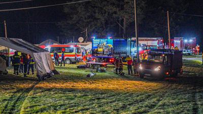 Happy End nach stundenlanger Suche von zweij?hrigem Kind im Ortenaukreis: Zweij?hriger Junge verschwindet beim Spielen von h?uslichem Anwesen im Schwarzwald ? gro?e Suche mit Hubschrauber, Mantrailerhunden und sogar Tauchern findet nach rund sieben-stock-photo