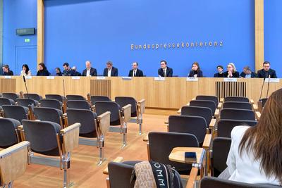 Berlin, Deutschland, 19.03.2025: Bundespressekonferenz: Regierungspressekonferenz: Regierungspressekonferenz: L-R unter-stock-foto