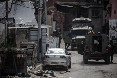 Israeli occupation forces arrest Palestinian citizens during a raid on Askar refugee camp east of Nablus in the occupied West Bank-stock-foto