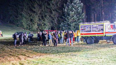Dramatische Suche nach 2-j?hrigem Kind im Ortenaukreis: Zweij?hriger Junge verschwindet beim Spielen von h?uslichem Anwesen im Schwarzwald - gro?e Suche mit Hubschrauber und Mantrailerhunden - auch Taucher suchen in den Gew?ssern nach dem kleinen Jun-stock-photo