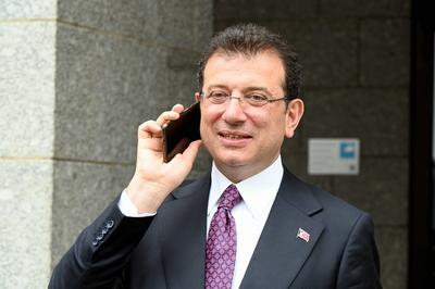Der t?rkische Politiker Ekrem Imamoglu, Oberb?rgermeister der Stadt Istanbul tr?gt sich bei seinem Besuch der Stadt ins-stock-foto