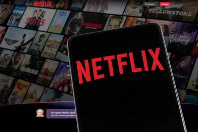 Netflix Logo Website auf einem Handy und Computer Bildschirm-stock-foto