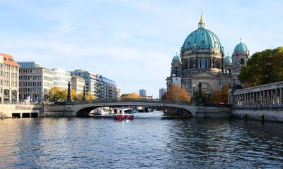 Spree mit Berliner Dom Berlin, Germany, October 17, 2022, city center with river Spree, Friedrichsbrücke, Berlin Cathedr-stock-foto