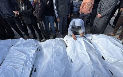 The bodies of Palestinians who lost their lives in the Israeli strike in central Gaza are taken from the Al Aqsa Hospital-stock-foto