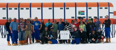 A group picture of all the researchers from various science projects -- at the South African research station, SANAE IV,-stock-foto