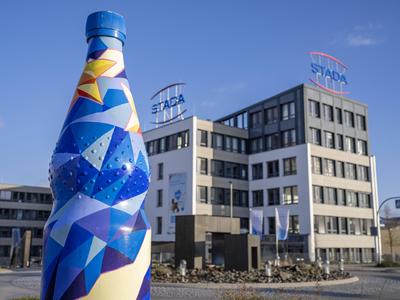 Stada ?berdimensionale Mineralwasserflasche vor dem Geb?ude vom Pharmaunternehmen Stada Arzneimittel AG Bad Vilbel Hesse-stock-foto