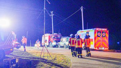 Dramatische Suche nach 2-j?hrigem Kind im Ortenaukreis: Zweij?hriger Junge verschwindet beim Spielen von h?uslichem Anwesen im Schwarzwald - gro?e Suche mit Hubschrauber und Mantrailerhunden - auch Taucher suchen in den Gew?ssern nach dem kleinen Jun-stock-photo