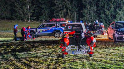 Happy End nach stundenlanger Suche von zweij?hrigem Kind im Ortenaukreis: Zweij?hriger Junge verschwindet beim Spielen von h?uslichem Anwesen im Schwarzwald ? gro?e Suche mit Hubschrauber, Mantrailerhunden und sogar Tauchern findet nach rund sieben-stock-photo