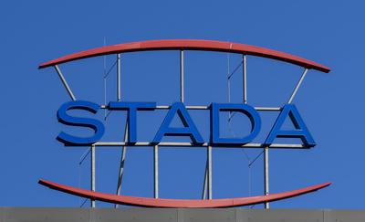 Stada Schriftzug Stada auf dem Geb?ude vom Pharmaunternehmen Stada Arzneimittel AG Bad Vilbel Hessen Deutschland *** Sta-stock-foto
