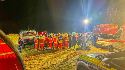 Happy End nach stundenlanger Suche von zweij?hrigem Kind im Ortenaukreis: Zweij?hriger Junge verschwindet beim Spielen von h?uslichem Anwesen im Schwarzwald ? gro?e Suche mit Hubschrauber, Mantrailerhunden und sogar Tauchern findet nach rund sieben-stock-photo