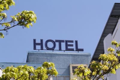 Blick am Montag (27.04.2020) in der Vier-Tore-Stadt Neubrandenburg (Landkreis Mecklenburgische Seenplatte) auf das Hotel-stock-foto