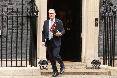 Keir Starmer Departs Downing Street for PMQs in London-stock-foto