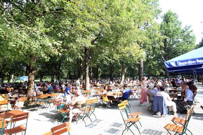 In der hei?en Sonne suchen Biergartenbesucher vorwiegend schattige Pl?tze im Biergarten K?niglicher Hirscharten in M?nch-stock-foto